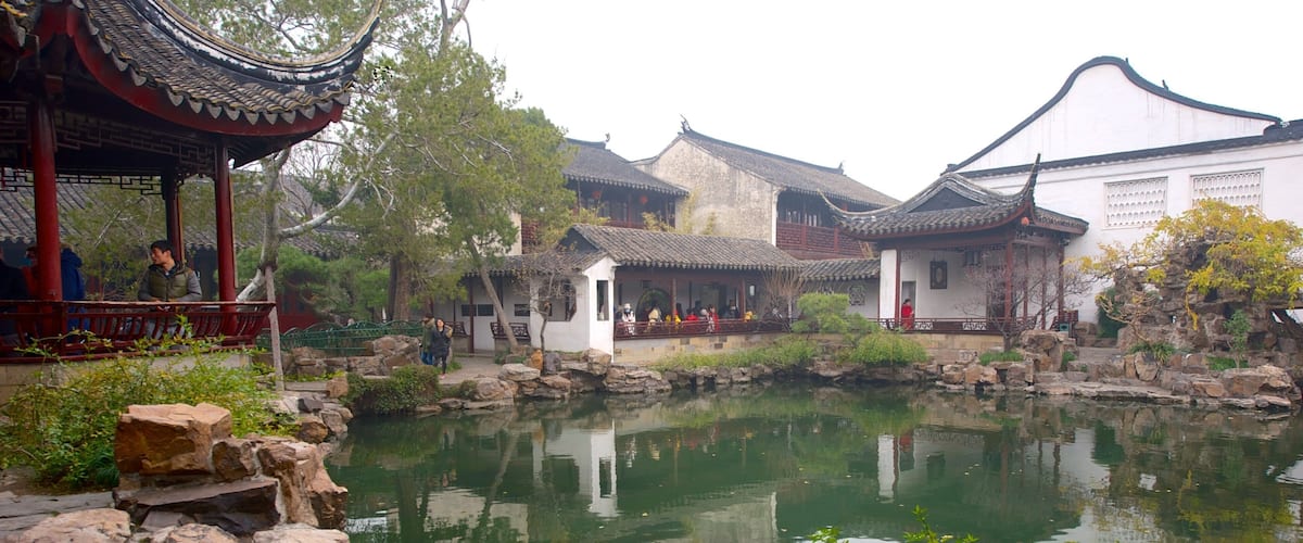 Jardín del Pescador ofreciendo un templo o lugar de culto, aspectos religiosos y un estanque