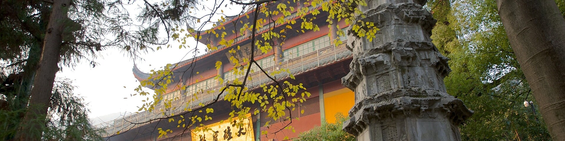 Templo de Lingyin mostrando arquitetura de patrimônio, aspectos religiosos e um templo ou local de adoração
