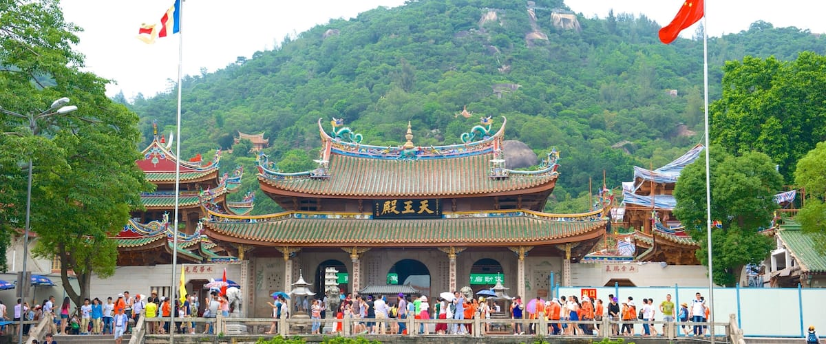 Templo de Nanputuo ofreciendo aspectos religiosos, un templo o lugar de culto y escenas urbanas