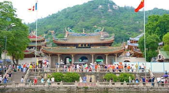 Nanputuo Temple showing street scenes, religious elements and a temple or place of worship