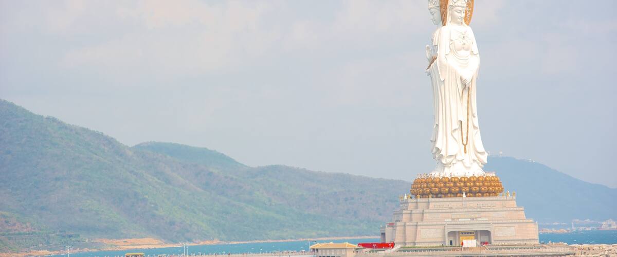 Estatua de Guanyin de Hainan ofreciendo una estatua o escultura