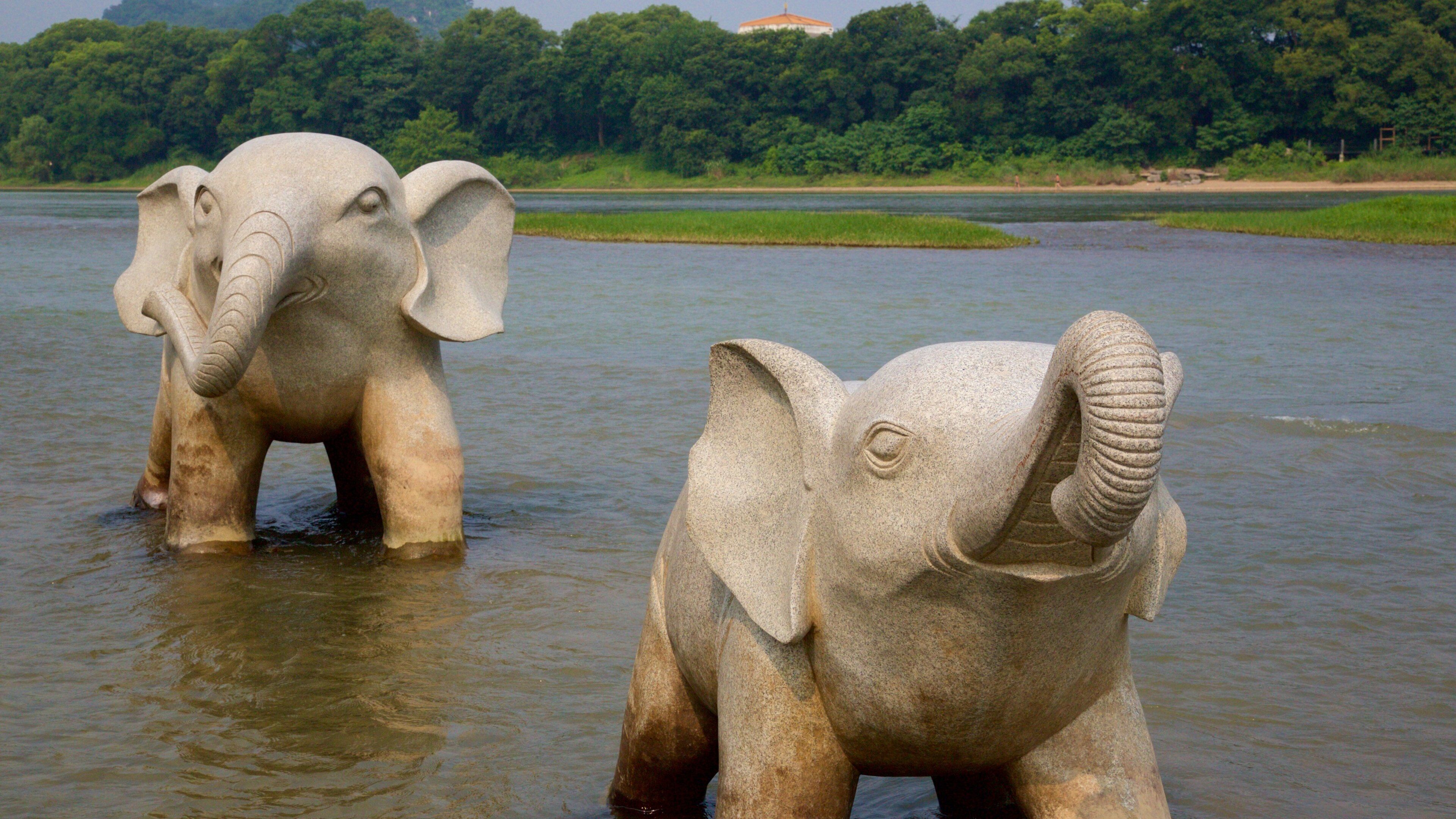Elephant Trunk Hill qui includes lac ou étang, statue ou sculpture et rivière ou ruisseau
