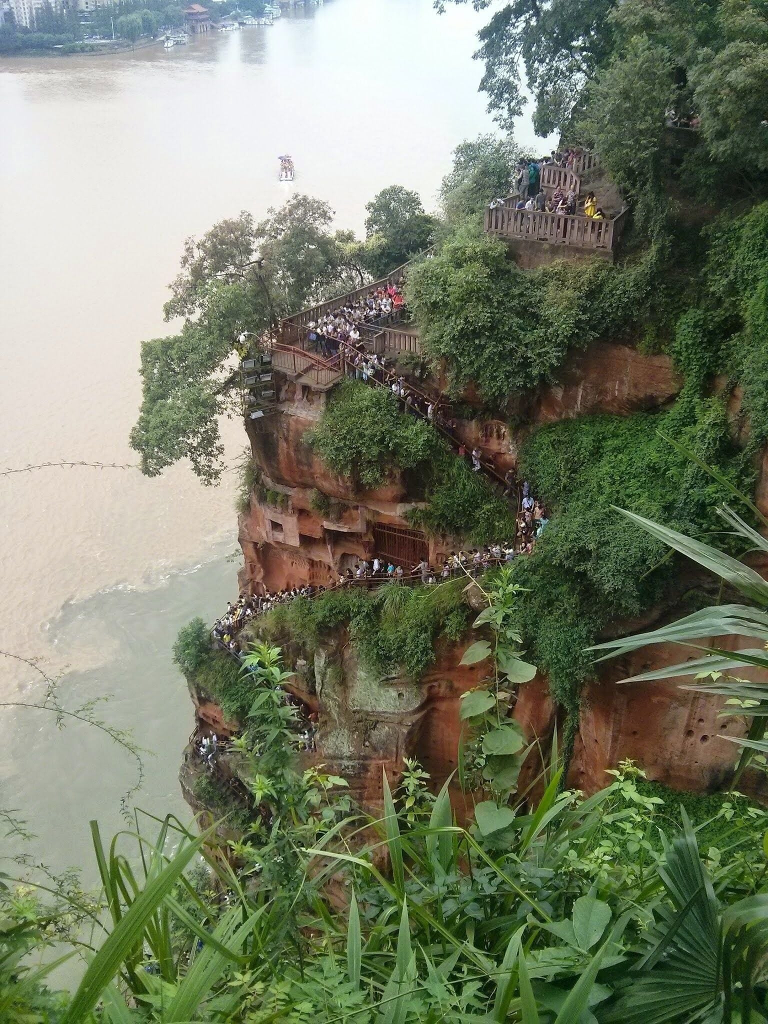 Un río con un acantilado rocoso.