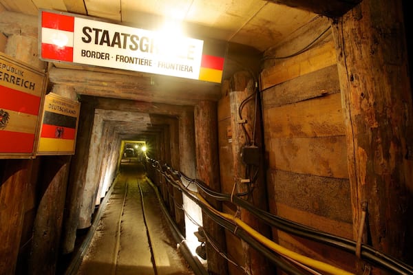 Salzbourg montrant signalisation et vues intérieures