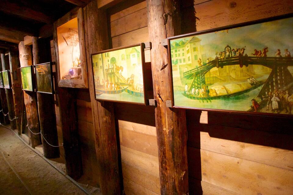 Des murs en bois ornés de peintures représentant des scènes historiques.