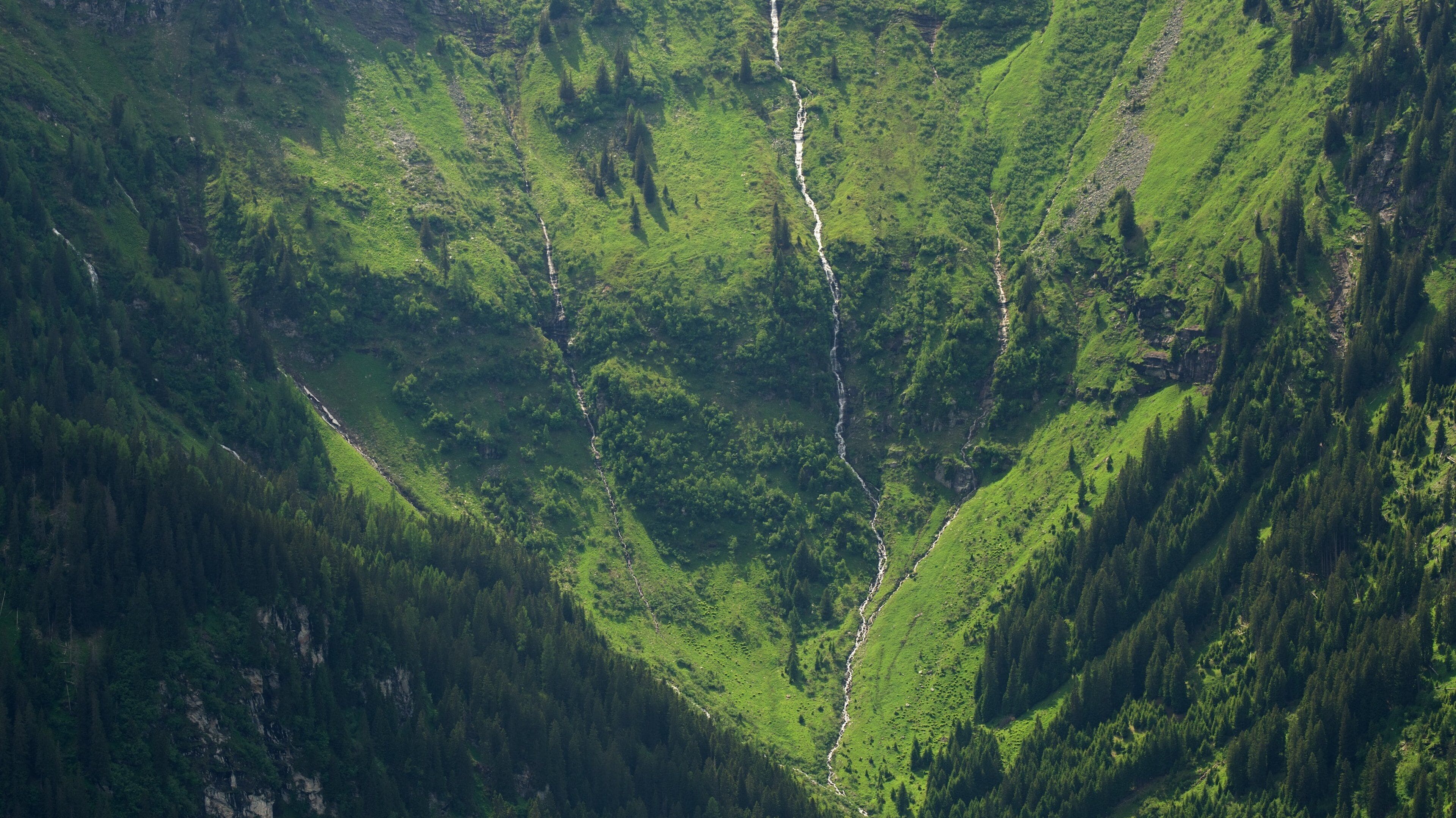 Stubnerkogel Mountain showing tranquil scenes and mountains