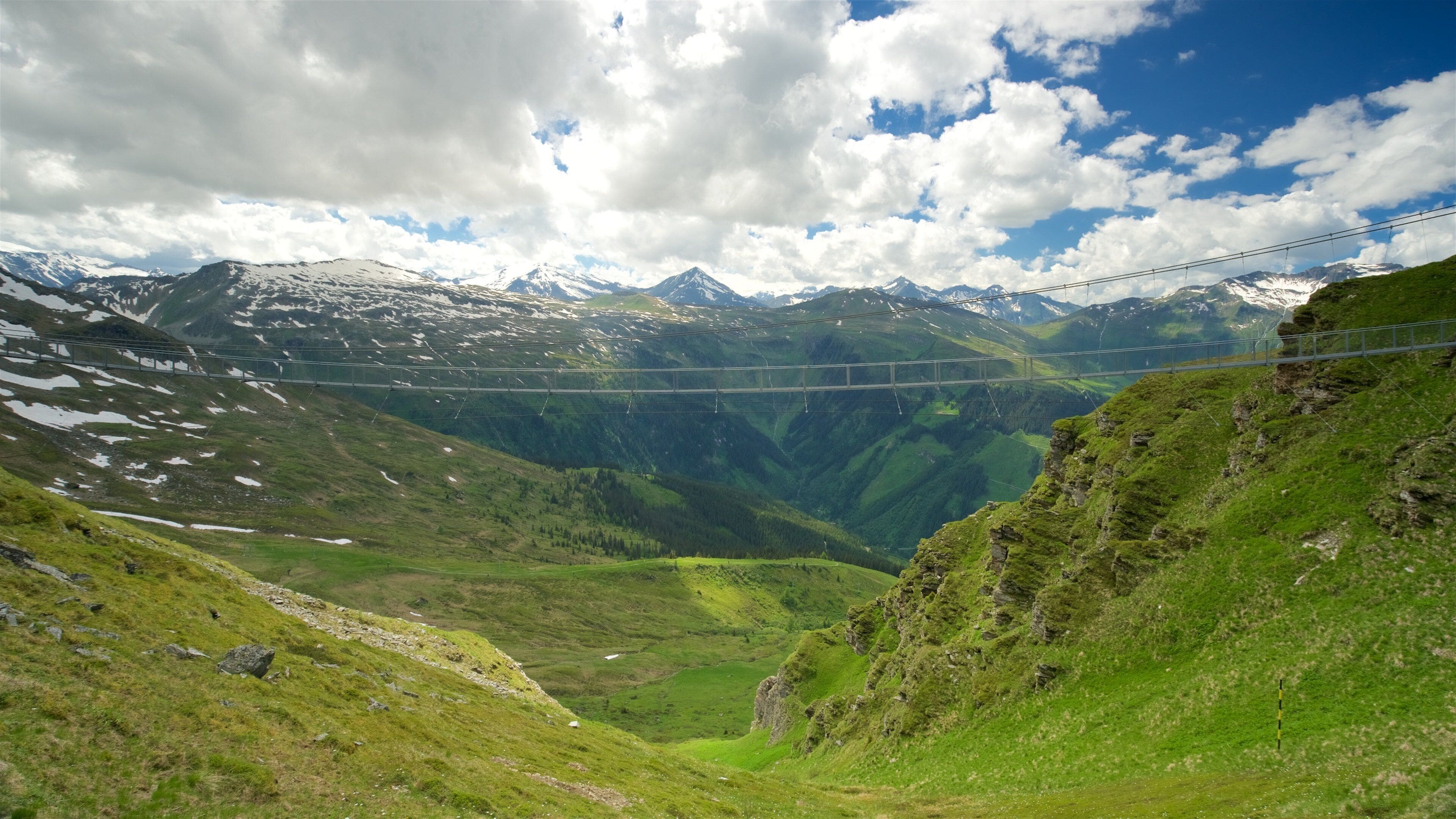 Monte Stubnerkogel que incluye vista panorámica, montañas y un puente colgante o una pasarela