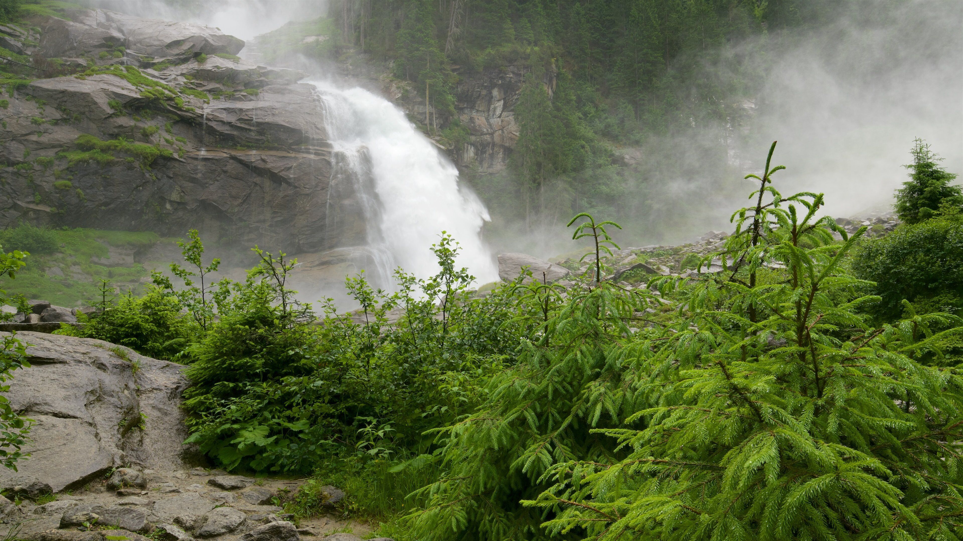 Krimmler Waterfalls showing a waterfall