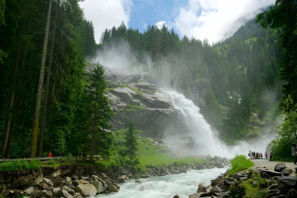 Krimmler Wasserfälle mit einem Fluss oder Bach, Kaskade und Waldmotive