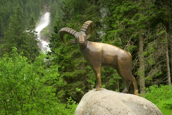 Cascades de Krimml qui includes chute d\'eau, statue ou sculpture et forĂȘts