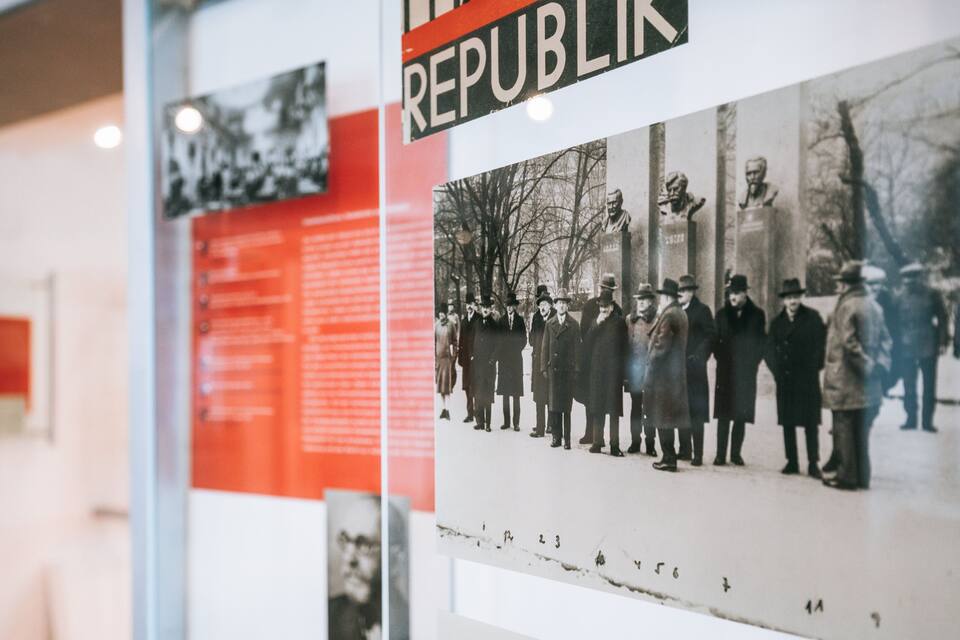 Fotografia antiga d'un grup d'homes amb roba formal, amb un rètol que diu "REPUBLIC" a la part superior.