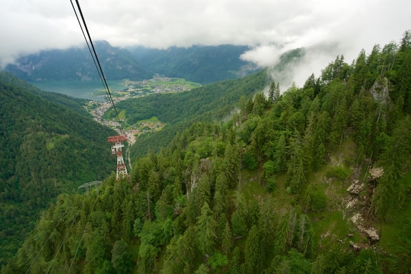 Feuerkogel Ski Resort showing a gondola and tranquil scenes