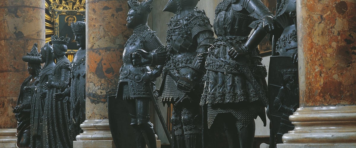 Hofkirche som visar interiörer och religiösa element