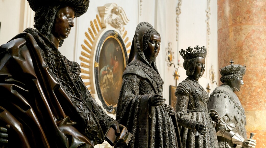 Hofkirche có tính năng di sản và pho tượng