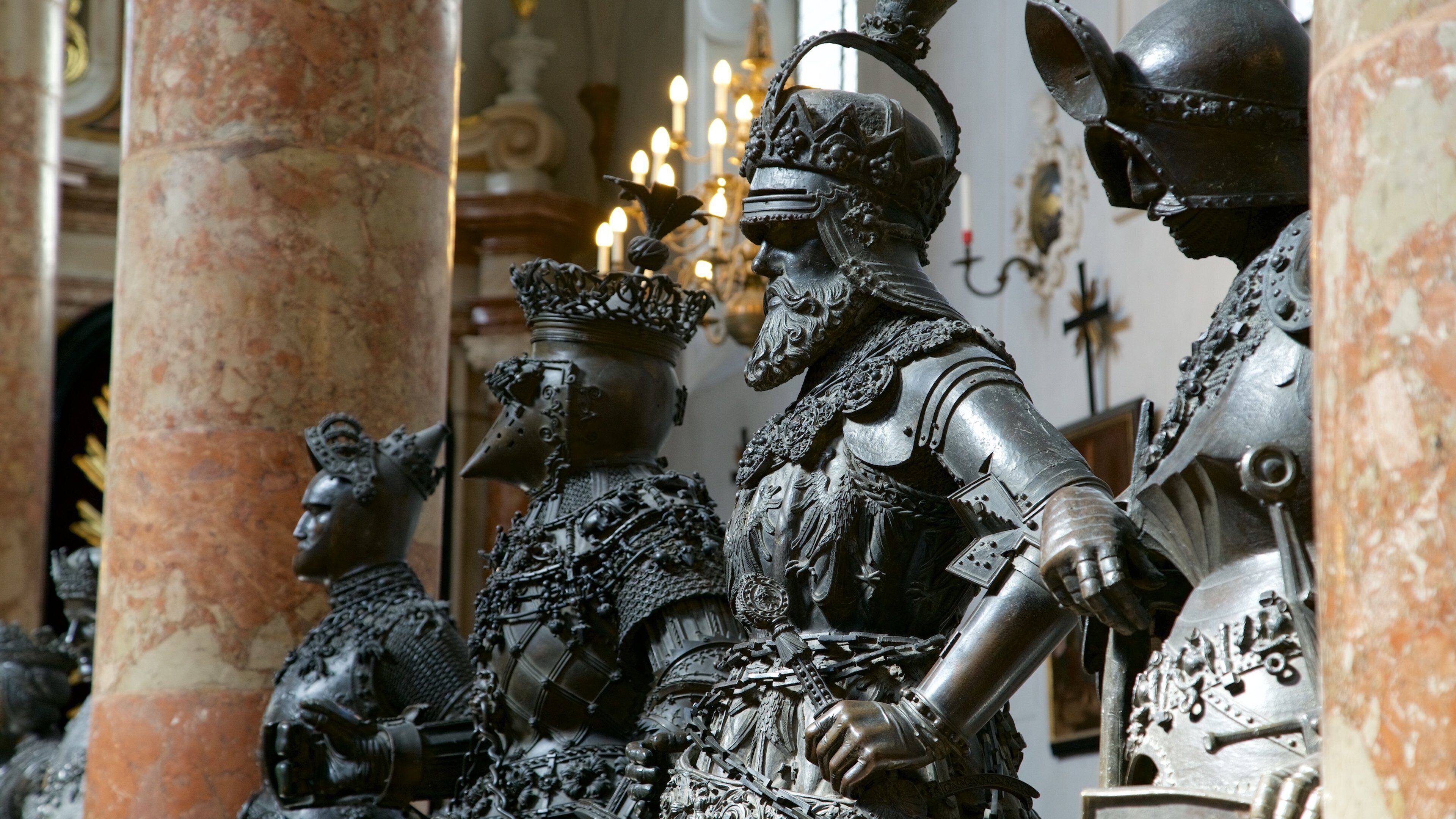 Hofkirche có tính năng di sản và cảnh nội thất