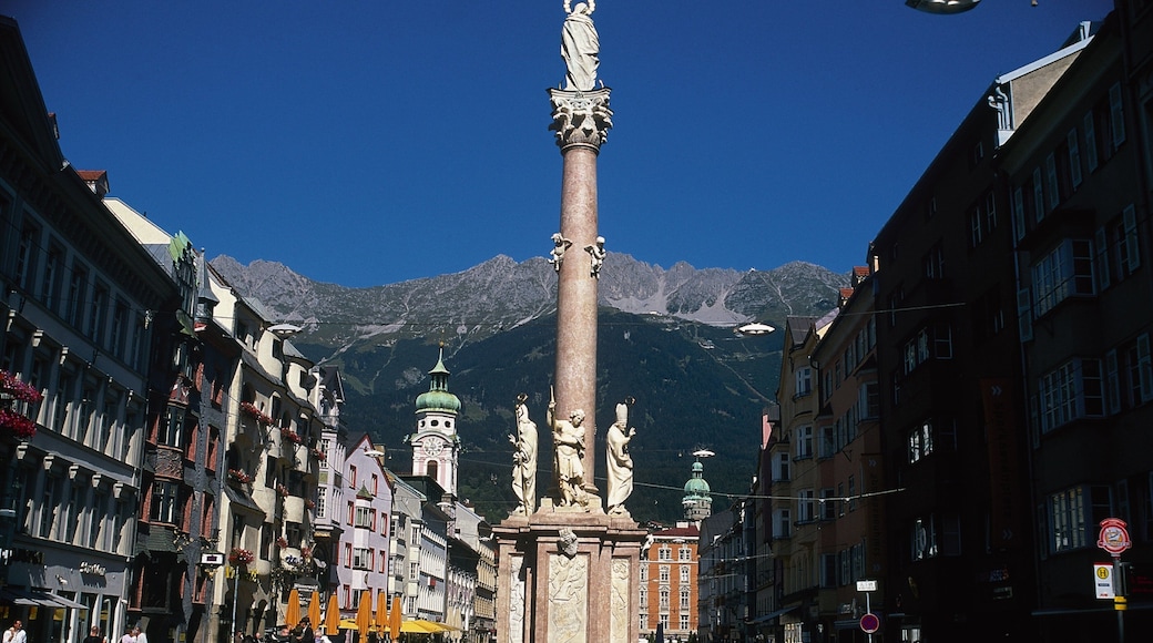 Annasaule caracterizando cenas de rua, uma cidade e linha do horizonte