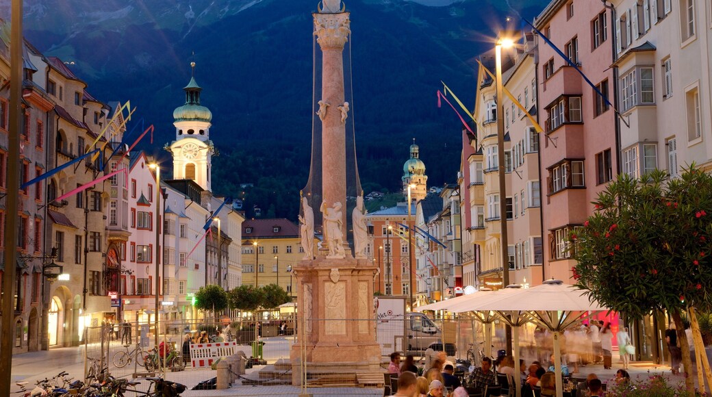 Columna de Santa Ana que incluye un monumento, elementos patrimoniales y escenas nocturnas