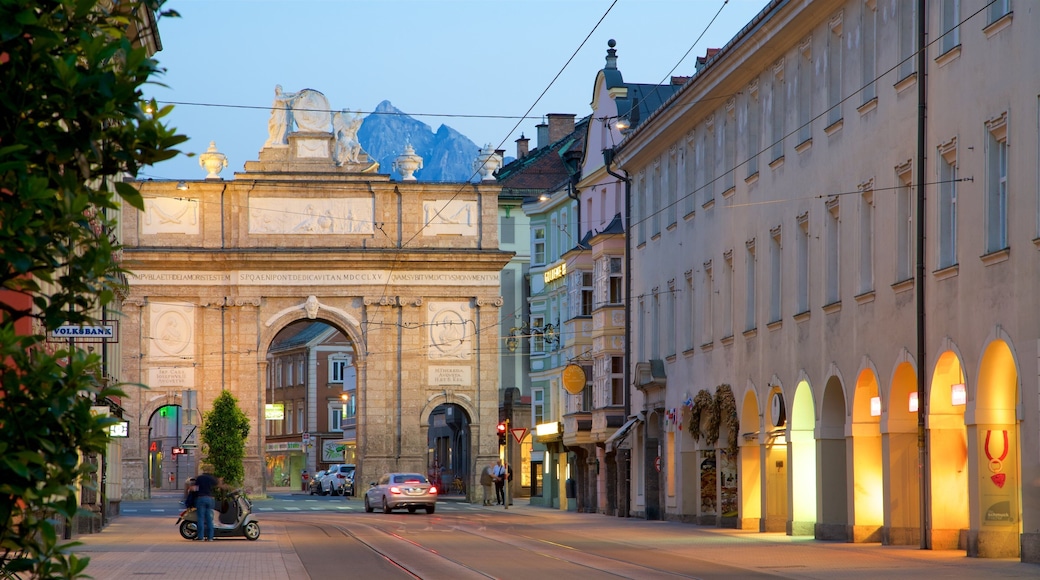 Triumphal Arch which includes heritage architecture and heritage elements