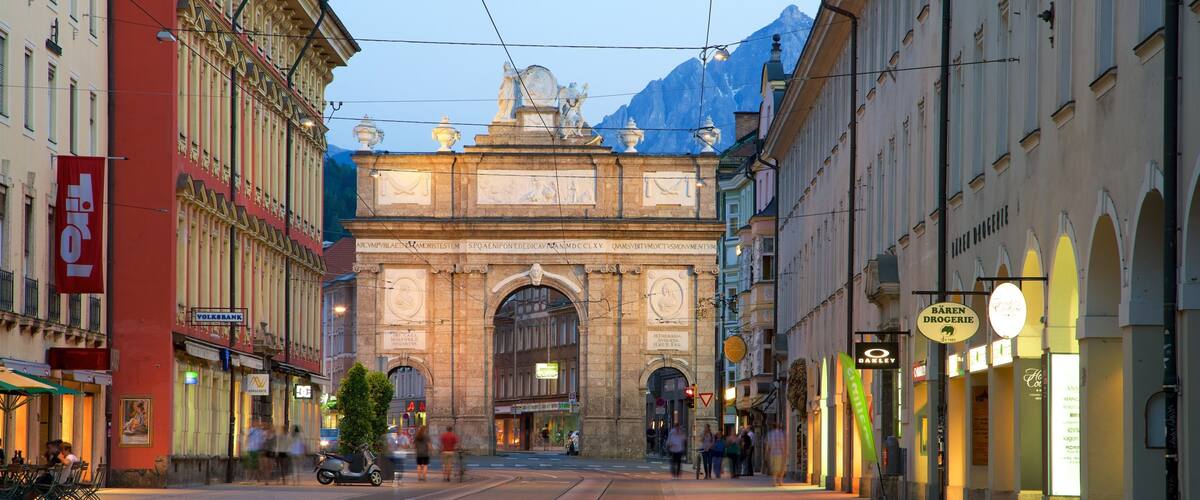 Triumphal Arch which includes heritage architecture and heritage elements