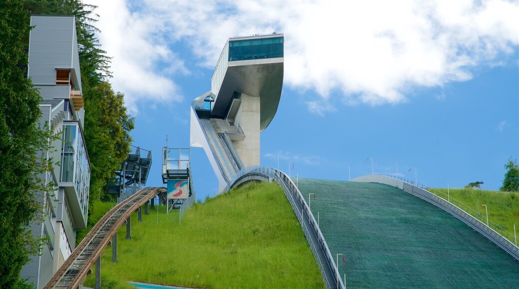 Salto de esquí de Bergisel ofreciendo arquitectura moderna