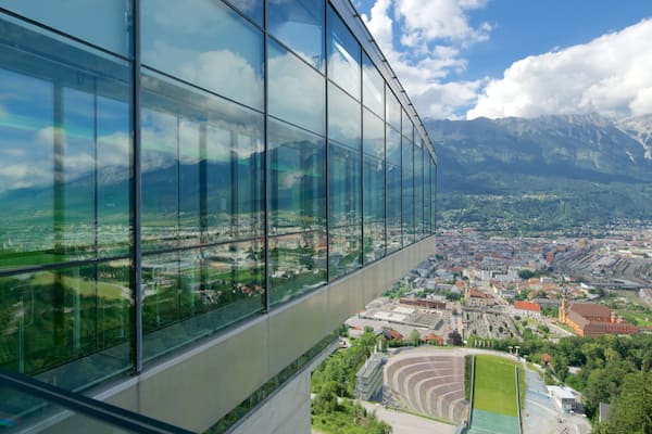 Bergisel Skisprungschanze mit einem Stadt und ruhige Szenerie