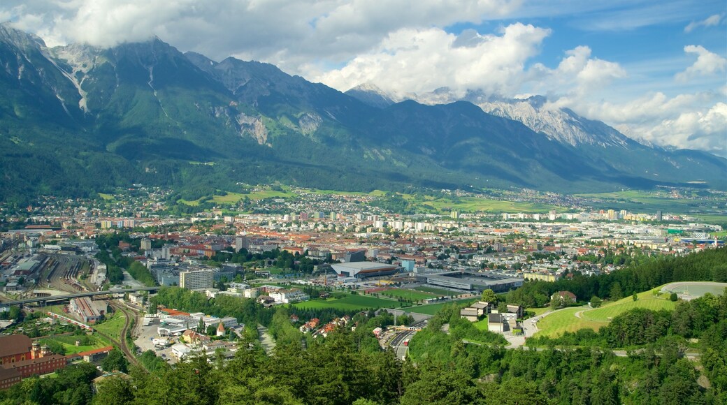 Salto de esquí de Bergisel que incluye montañas, vistas panorámicas y una ciudad