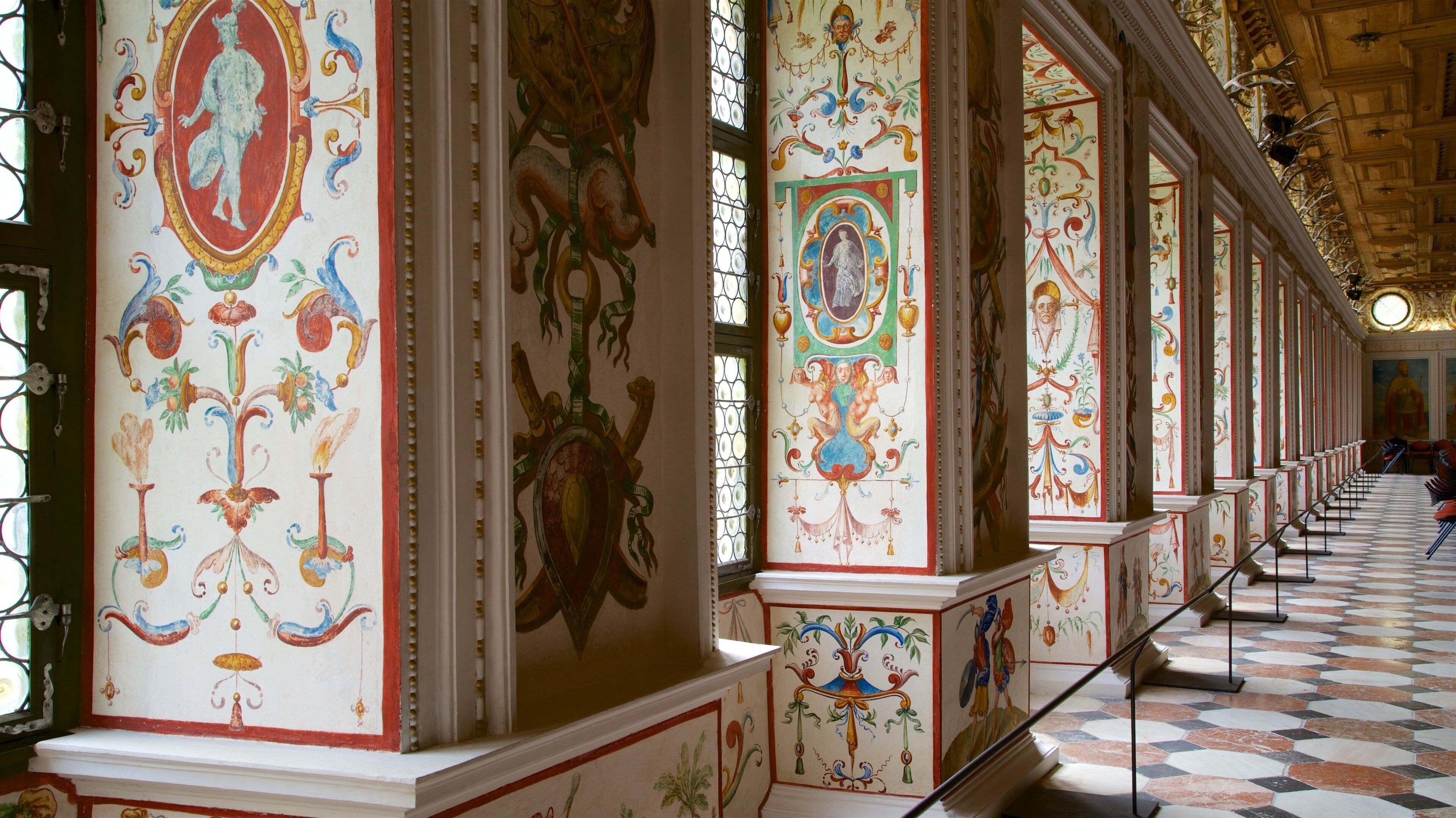 Ambrasin linna johon kuuluu perintökohteet ja sisäkuvat