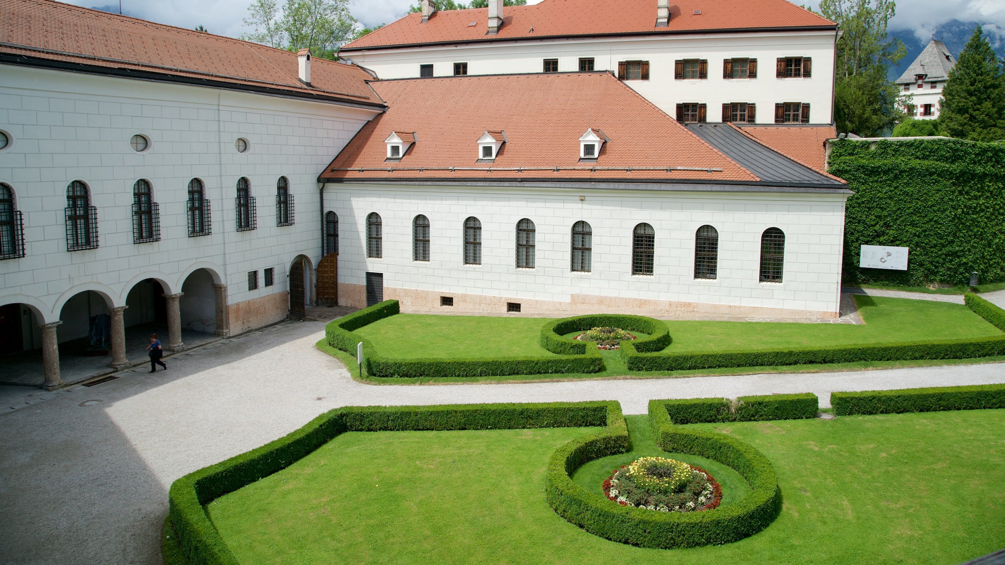 Castillo de Ambras que incluye un parque y elementos del patrimonio