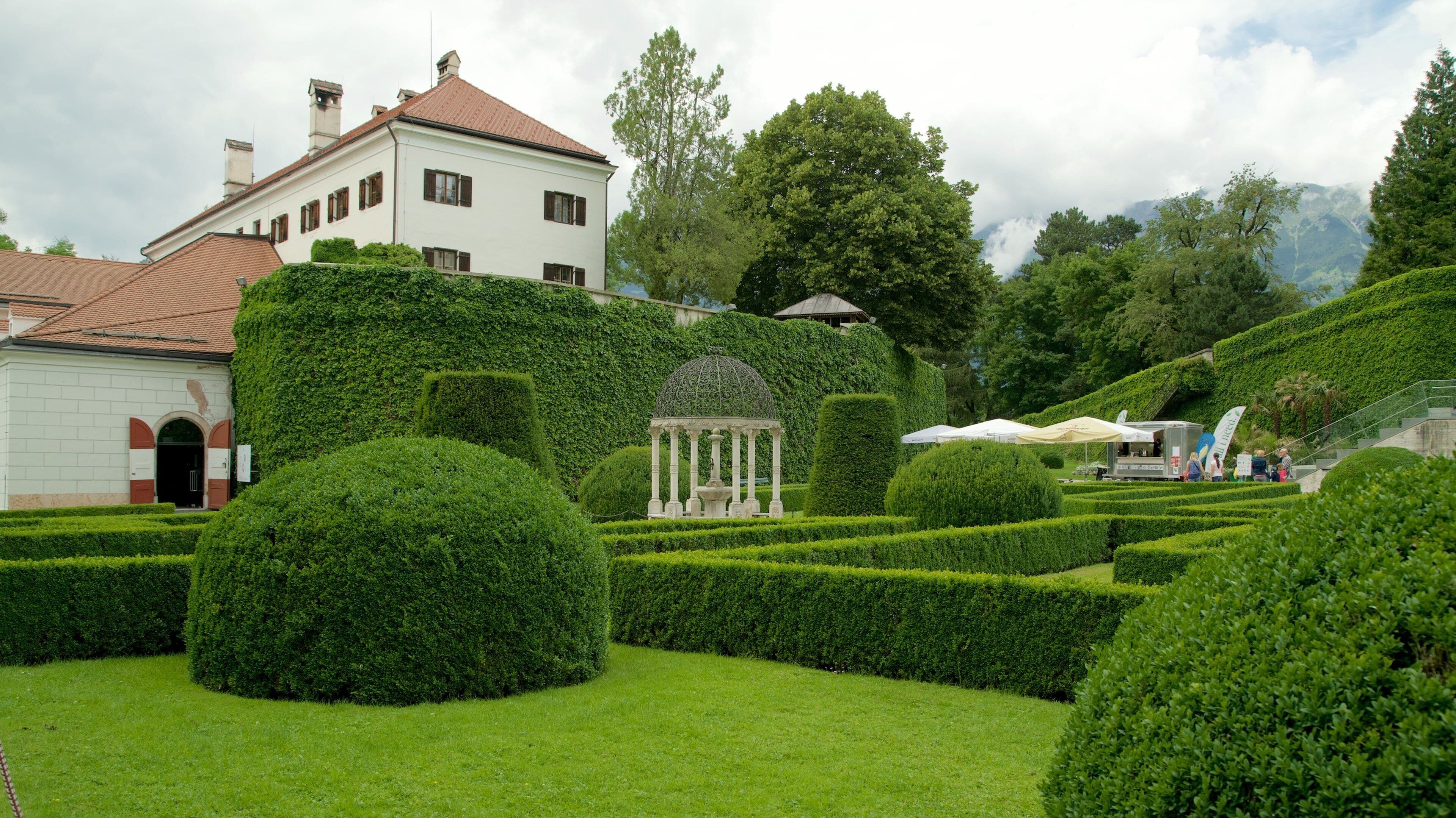 Castillo de Ambras mostrando un jardín