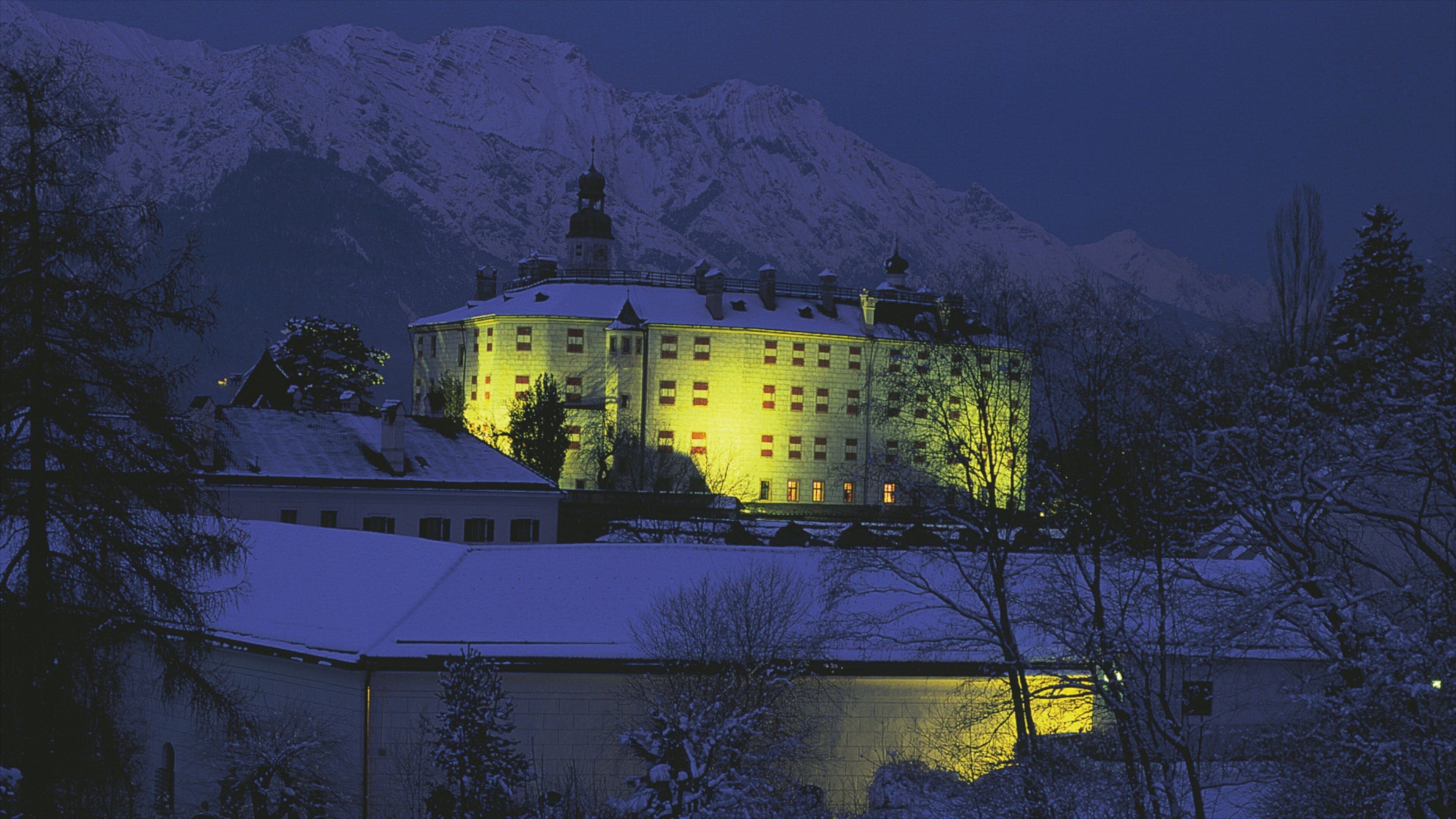 Ambras slott som viser snø, slott og nattbilder