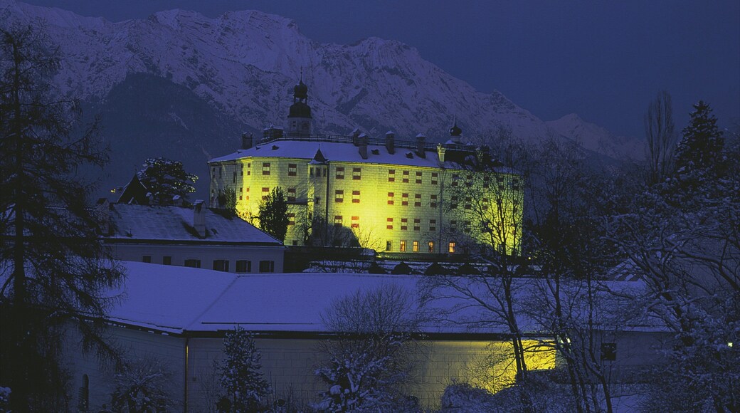 Ambras slott som viser snø, slott og nattbilder