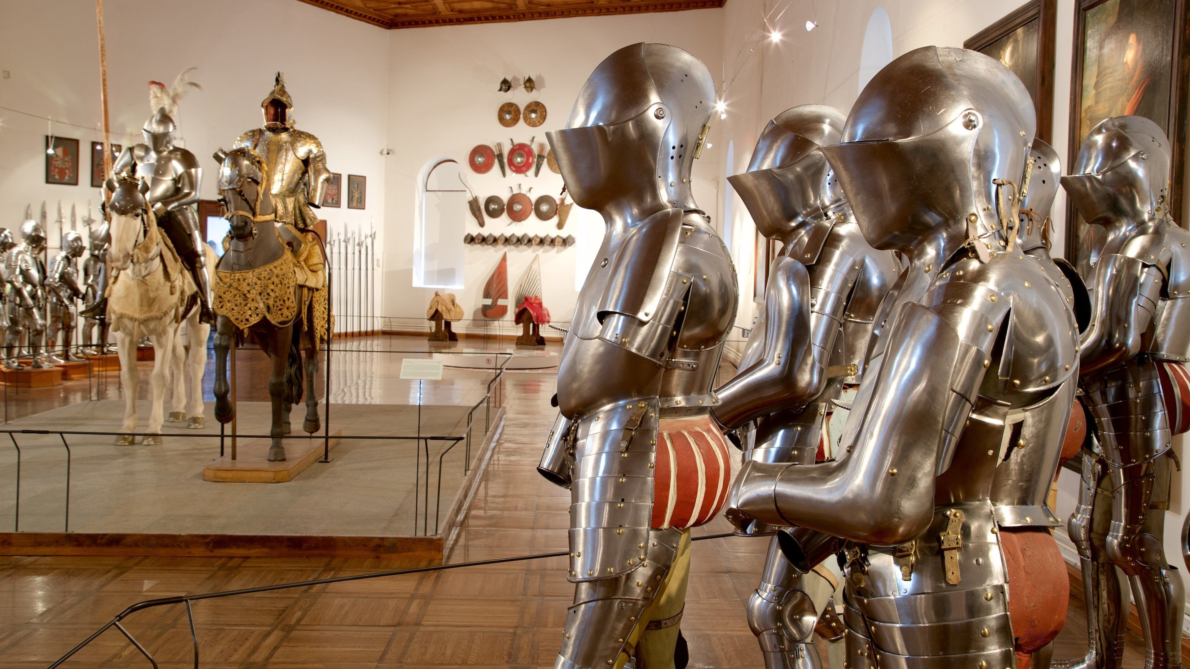 Ambras Slot og byder på interiør og kulturarvsgenstande