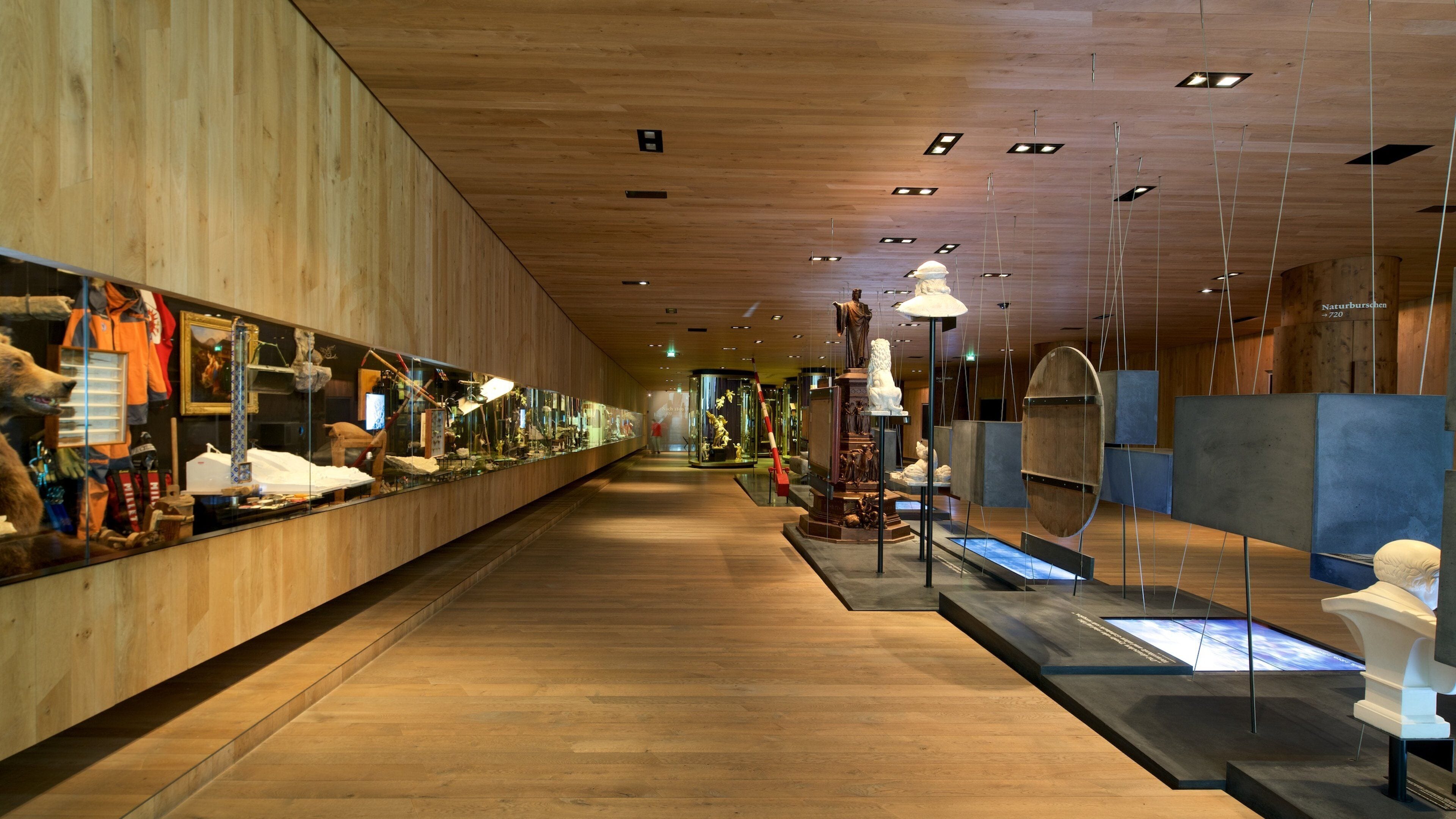 蒂羅爾觀景台 其中包括 內部景觀 和 懷舊元素