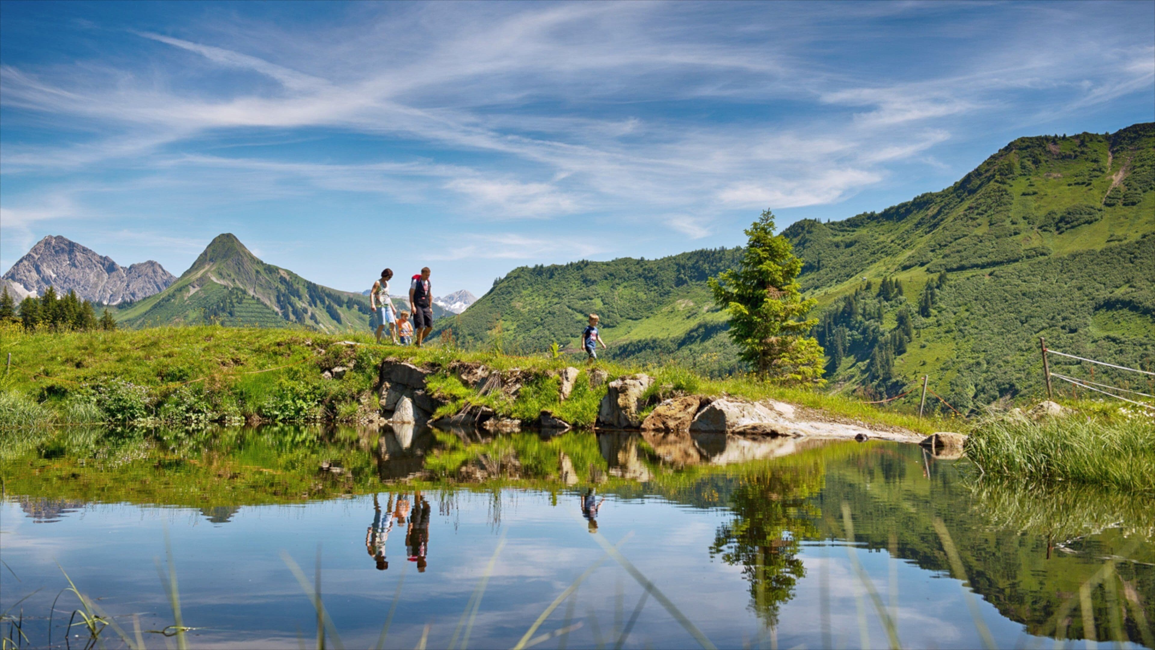 Damuels-Mellau-Fashina Ski Resort fasiliteter samt dam og fjell i tillegg til familie