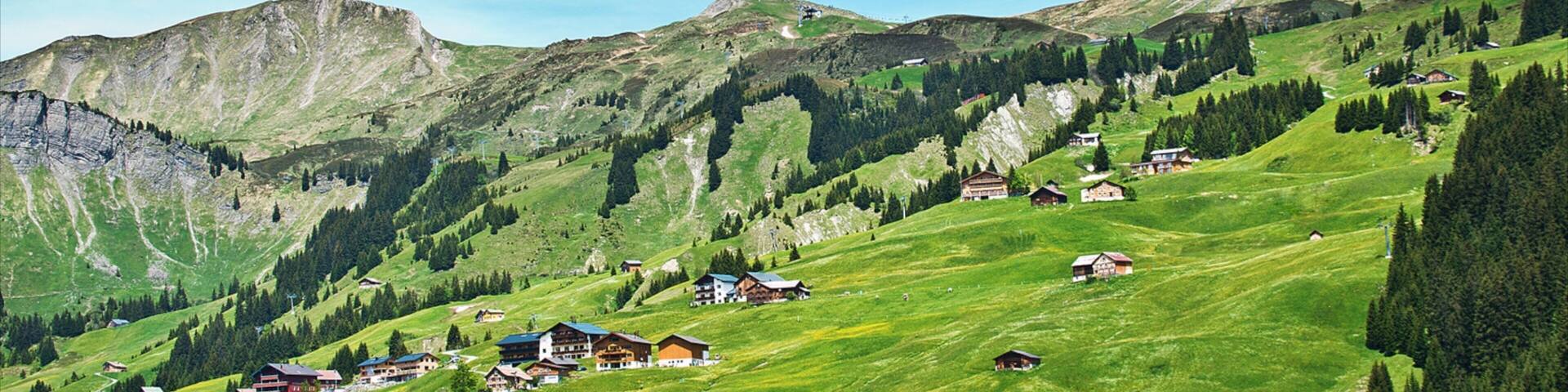 ダミュールス メラウ ファシナ スキー リゾート どの含み 山々, 小さな町あるいは村 と 農地