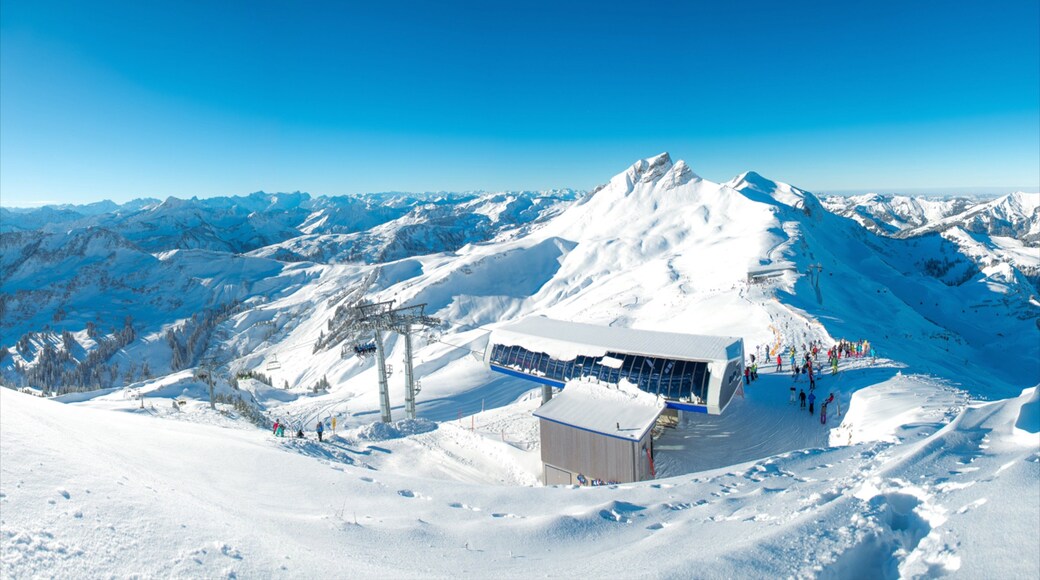 Damuels-Mellau-Fashina Ski Resort som inkluderer snø og fjell