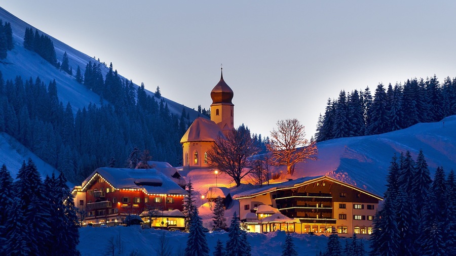 Damuels-Mellau-Fashina Ski Resort which includes snow, a luxury hotel or resort and mountains