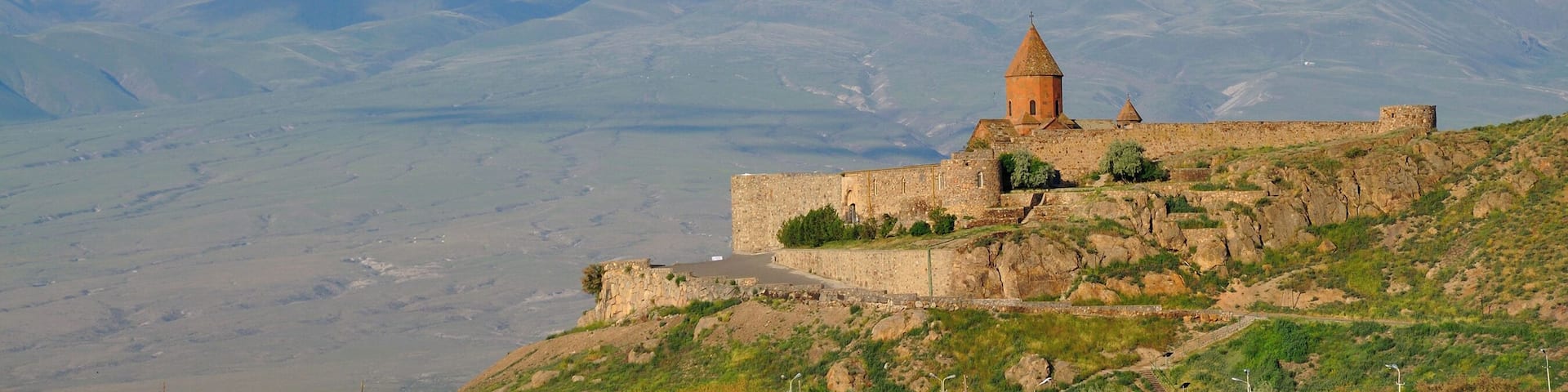 The Khor Virap is an Armenian monastery , located in the Ararat plain in Armenia, near the Turkey border .