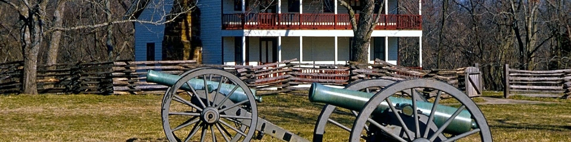 Pea Ridge National Military Park caracterizando um jardim, elementos de patrimônio e itens militares
