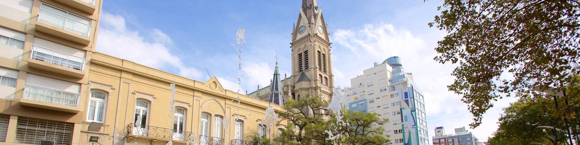 Catedral de Mar del Plata mostrando un estanque