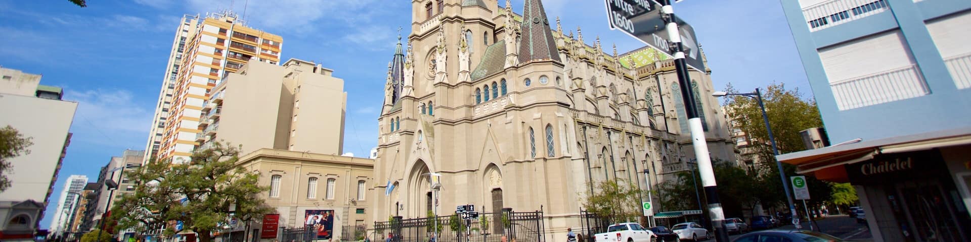 Catedral de Mar del Plata que incluye una ciudad, una iglesia o catedral y señalización