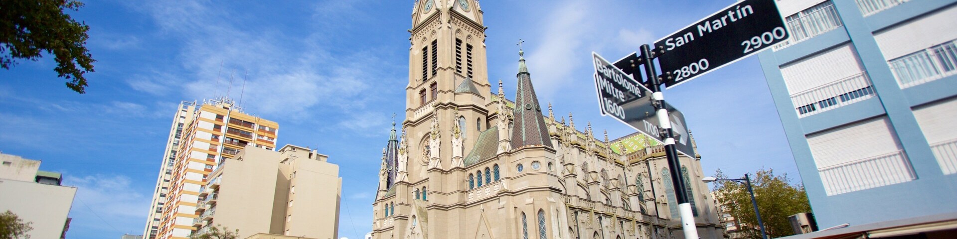 Catedral de Mar del Plata caracterizando uma cidade, sinalização e cenas de rua