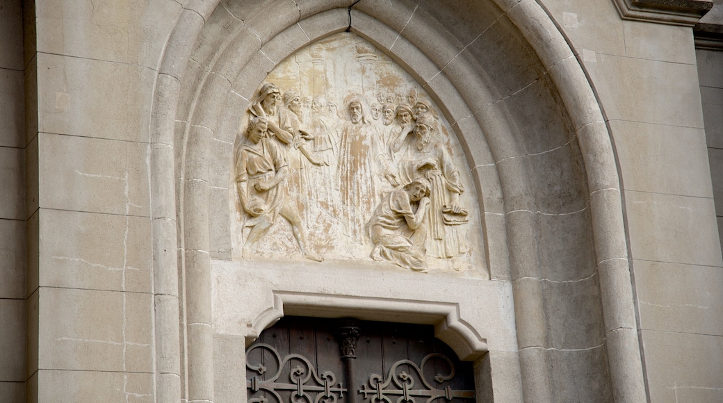 Catedral de Mar del Plata ofreciendo una iglesia o catedral, elementos religiosos y arquitectura patrimonial