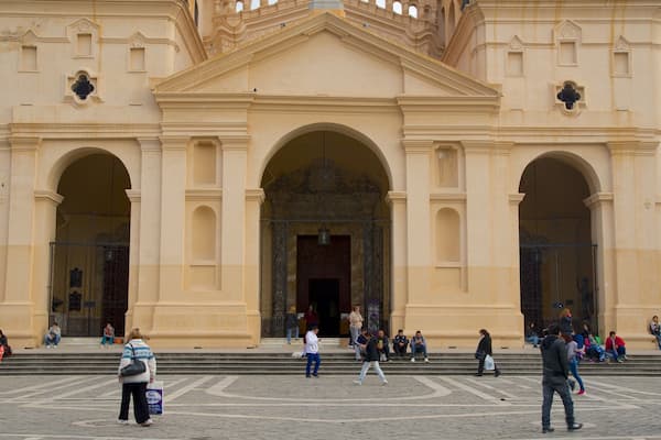 Cordoba Cathedral johon kuuluu tori, vanha arkkitehtuuri ja uskonnolliset aiheet