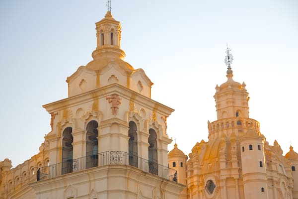 Cordoba Cathedral das einen Sonnenuntergang, religiöse Aspekte und historische Architektur