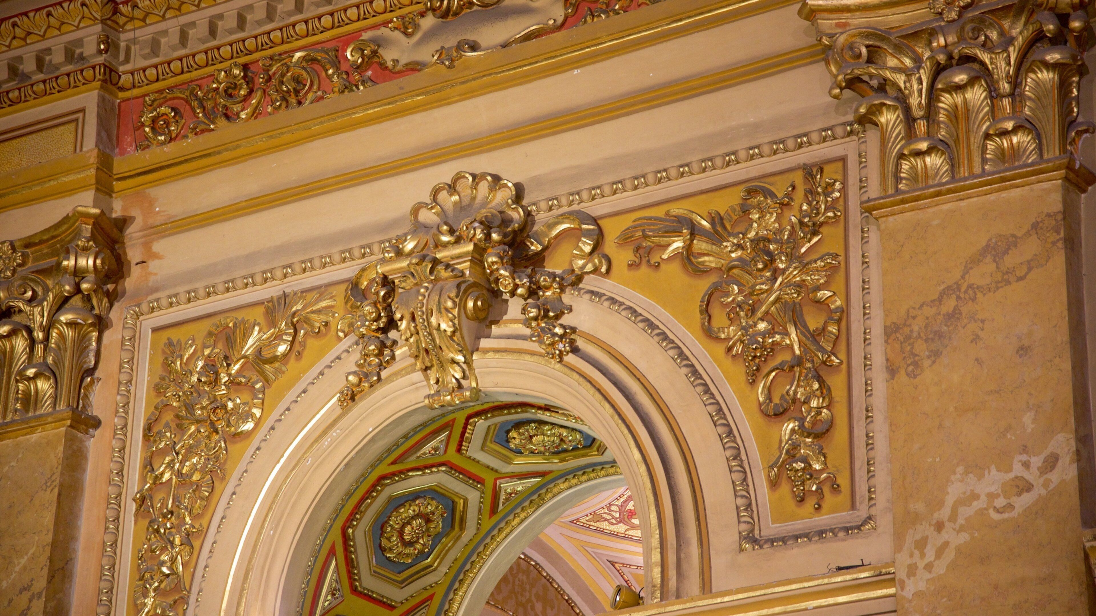 Cordoba Cathedral bevat historische architectuur, religieuze elementen en een kerk of kathedraal