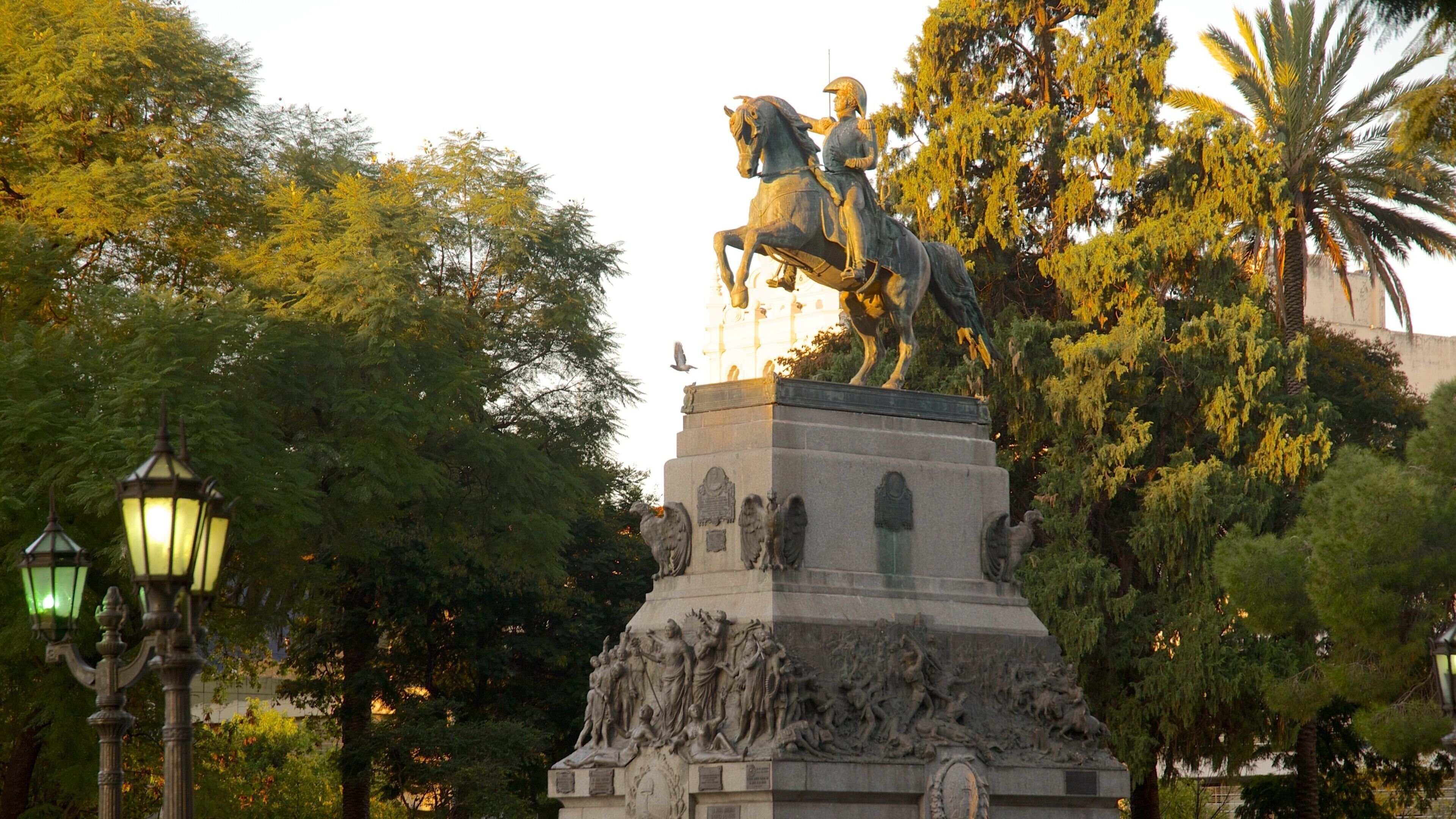 Place Saint-Martin montrant coucher de soleil et statue ou sculpture