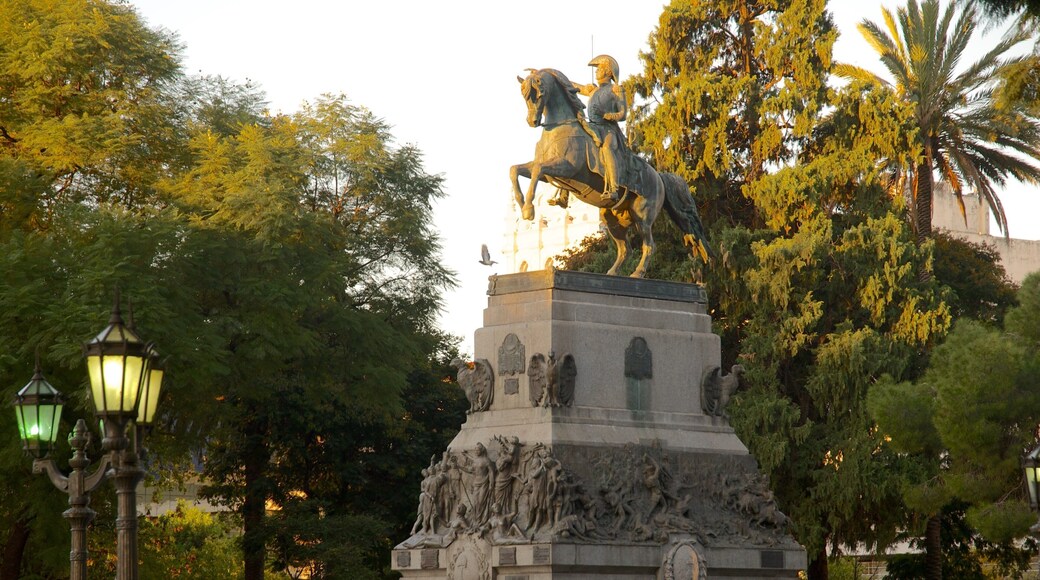 Place Saint-Martin montrant coucher de soleil et statue ou sculpture