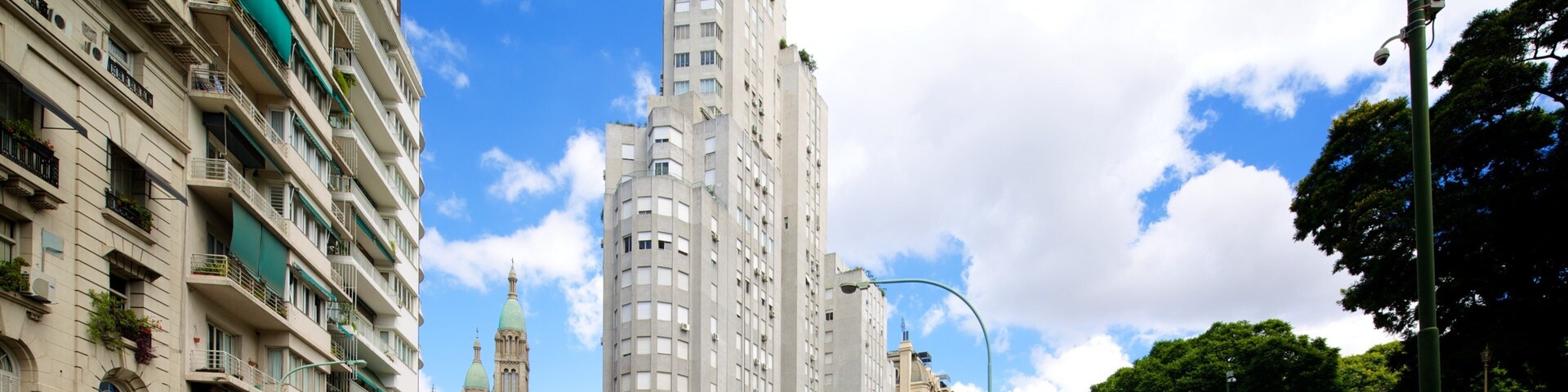 Plaza San Martín que inclui uma cidade, cenas de rua e um edifício