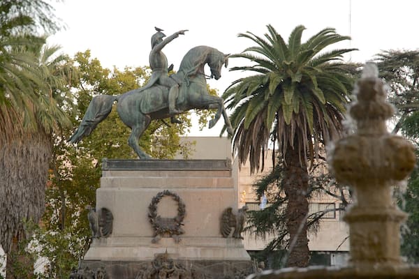 Plaza San Martin joka esittää patsas tai veistos